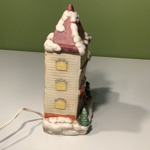 Cute lighted Christmas house with wind up music box - Picture 3 of 5